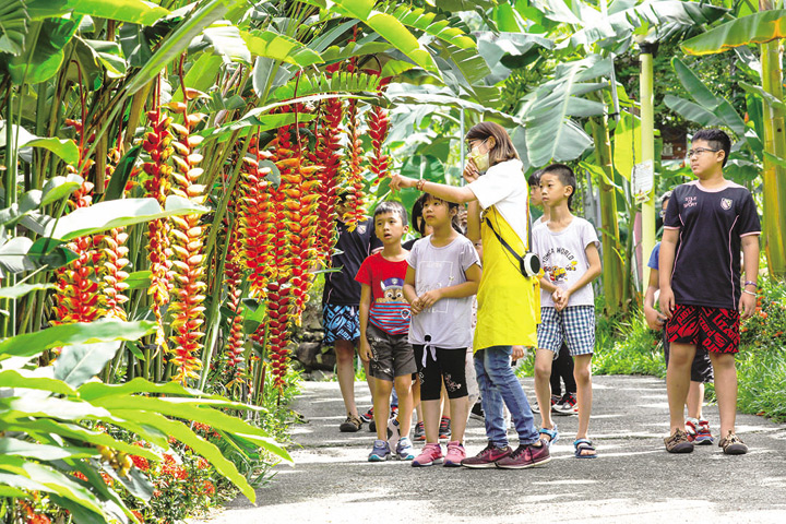 ▲進入天然教室認識各種果樹。　圖：台灣休閒農業發展協會／提供