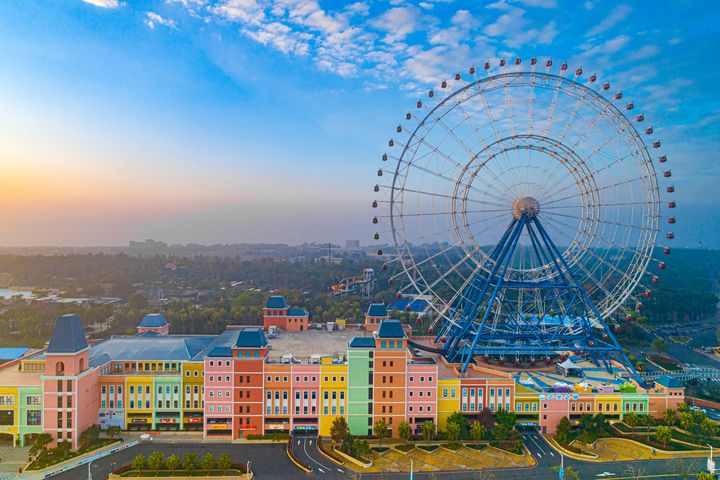 ▲天空之夢摩天輪，8月底前兩人同行一人免費。 圖：麗寶樂園渡假區╱提供