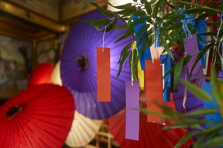 ▲來自熊本縣山鹿市的和傘，為此空間增添了幾分靈幻氣息。　圖：Ⓒ雅敘園東京飯店／提供