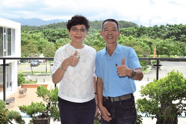 ▲（左起）台灣旅遊交流協會理事長賴瑟珍、龍雲休閒農場主人鄧雅元。　記者-歐彥君／攝