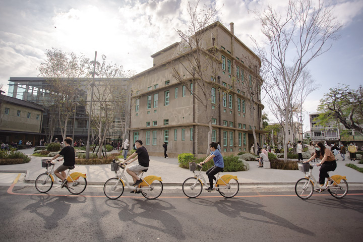 ▲旅客可以騎乘YouBike前往嘉義市立美術館。　圖：嘉義市政府／提供