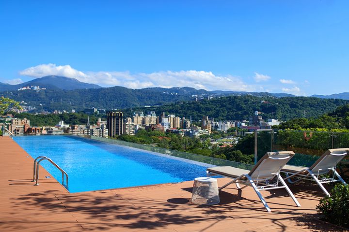 頂樓無邊際泳池可坐擁整片士林官邸與陽明山美景。　圖：台北士林萬麗酒店／提供