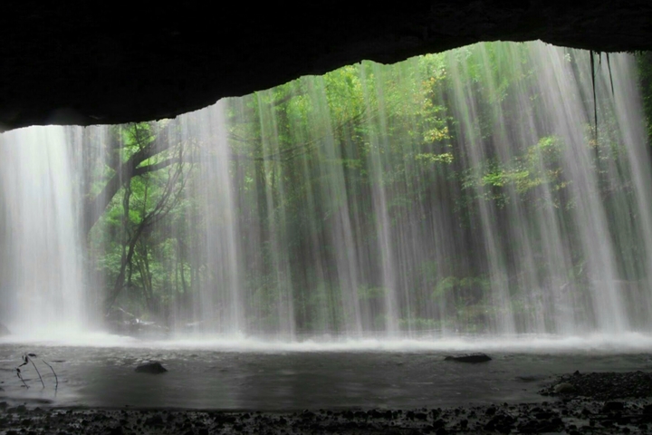 ▲從洞穴裡向外看，自然美景被瀑布水流蒙上一層面紗，運氣好更有機會巧遇彩虹！　圖：写真AC／來源
