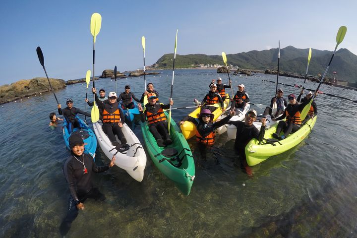 龍洞灣海洋公園設有專業教練指導的獨木舟課程，讓遊客盡情徜徉在水域活動的樂趣中。　　圖：東北角暨宜蘭海岸國家風景區管理處／提供