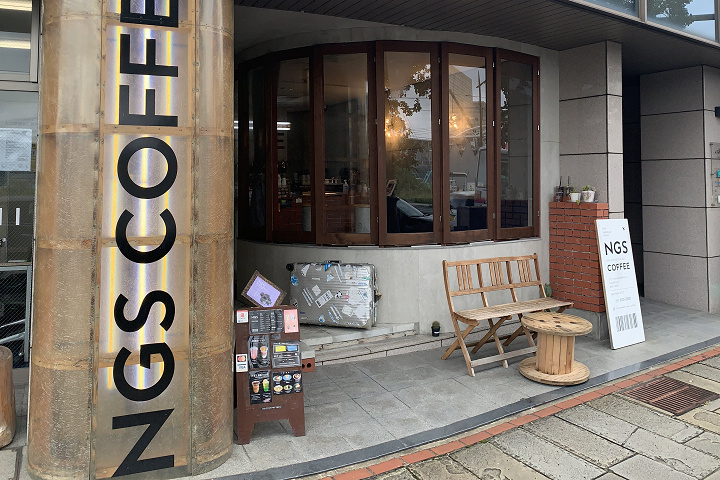 NGS COFFEE 外觀，店外的行李箱讓旅行氣氛更加濃厚。　圖：NGS COFFEE／提供