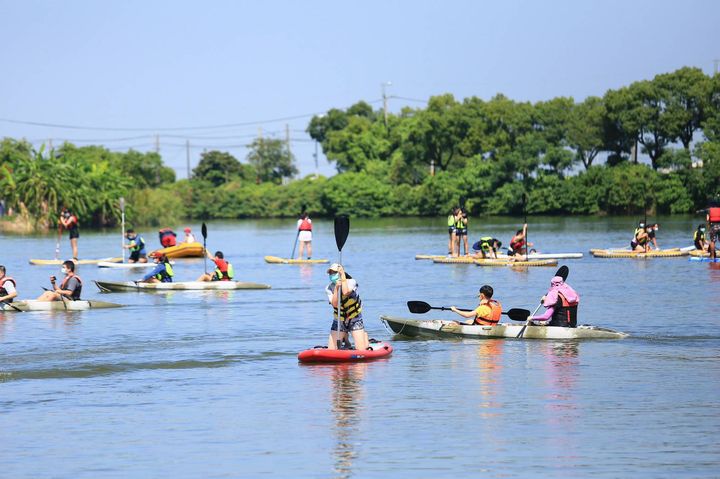 ▲遊客在葫蘆埤參加好玩的水上活動。　圖：臺南市政府觀光旅遊局／提供