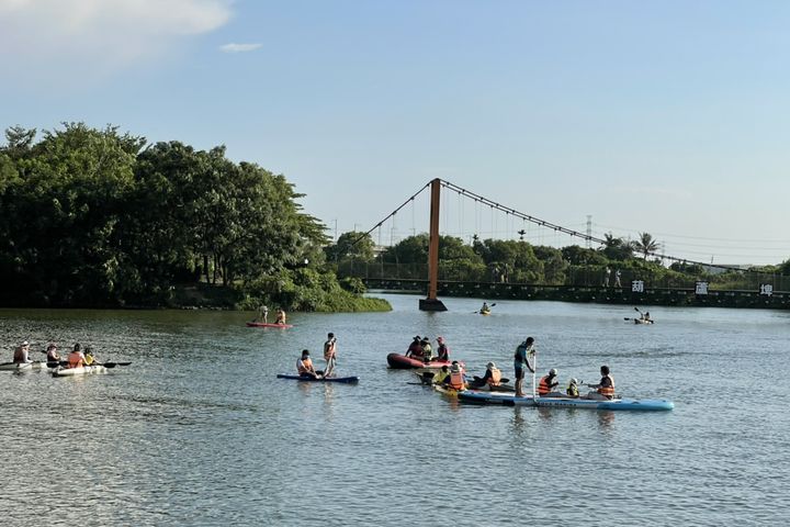 大小朋友享受在葫蘆埤划獨木舟。　圖：臺南市政府觀光旅遊局／提供 