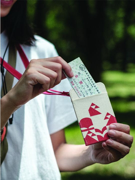 ▲林鐵識別證票卡夾以米白色帆布配上象徵阿里山文化的輔助圖紋。　圖：林鐵及文資處／提供