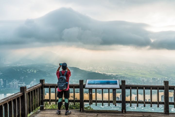 觀音山最高峰-硬漢嶺上視野遼闊。　圖：交通部觀光局北海岸及觀音山國家風景區管理處／提供