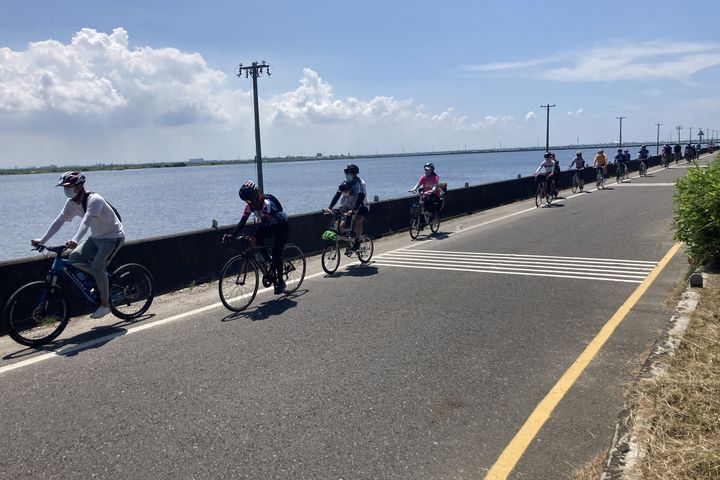 ▲車友以自行車方式體驗雲嘉南台61公路。　圖：雲嘉南濱海國家風景區管理處／提供