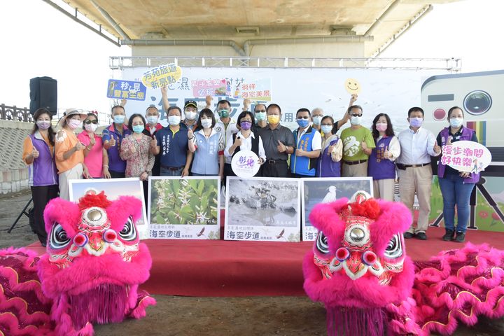 ▲彰化縣長王惠美與多位地方嘉賓一同出席海空步道啟用儀式。　圖：彰化縣政府城市暨觀光發展處／提供