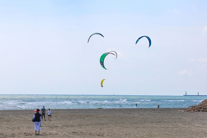 ▲黃金海岸風箏衝浪。　圖：臺南市政府觀光旅遊局／提供   