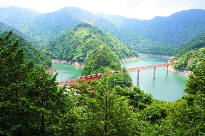 坐落於靜岡深山的「奧大井上湖站」是令人嚮往的無人秘境車站。　圖：公益社團法人靜岡縣觀光協會／提供