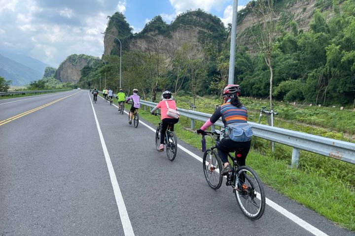 ▲旗美東高逍遙遊騎經十八羅漢山等知名景點。　圖：茂林國家風景區管理處／提供