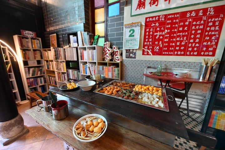 ▲書店內有廟街麵檔模型提供旅客拍照。　圖：香港旅遊發展局／提供 