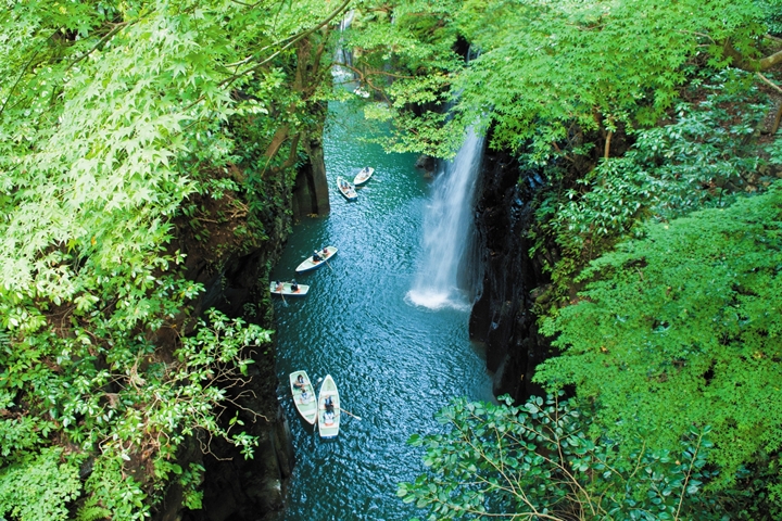 高千穗峽的V字峽谷由火山活動形成，能夠在此遊船玩樂。　圖：高千穂町観光協会／提供