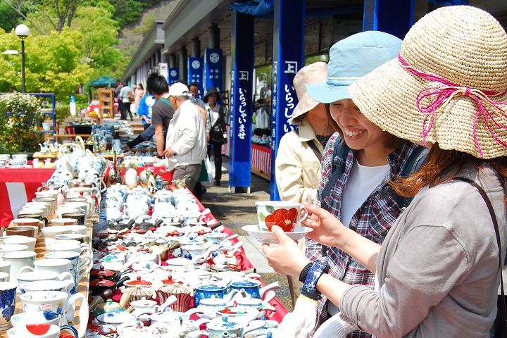 「秋季有田陶器市」備有琳瑯滿目的有田燒商品，可謂是陶瓷愛好者的天堂。　圖：元氣佐賀／提供