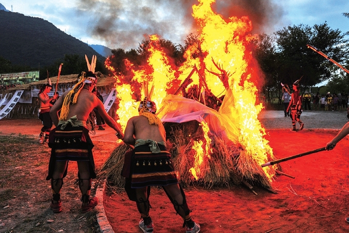 ▲巴拉瑪火神祭與傳統豐年祭不同，為撒奇來雅族後人對祖先的追思祭典，體驗及追緬先民落難情境。　圖：花蓮縣政府／提供