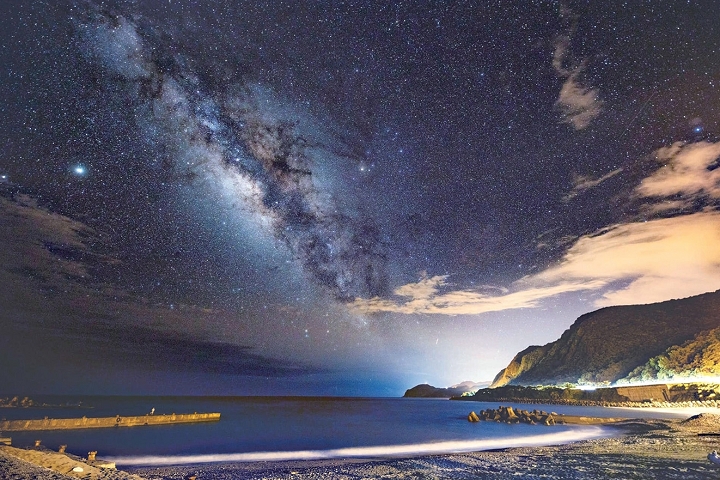 流星花蓮新玩法，白天賞鯨，晚上賞星。　圖：花蓮縣政府／提供