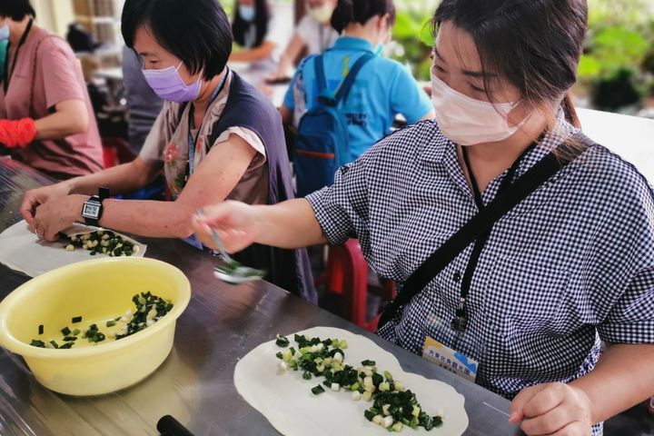 ▲到蔥田從採摘到製作，讓農作成為視覺與味覺兼具的手作體驗。　圖：東北角暨宜蘭海岸國家風景區管理處／提供