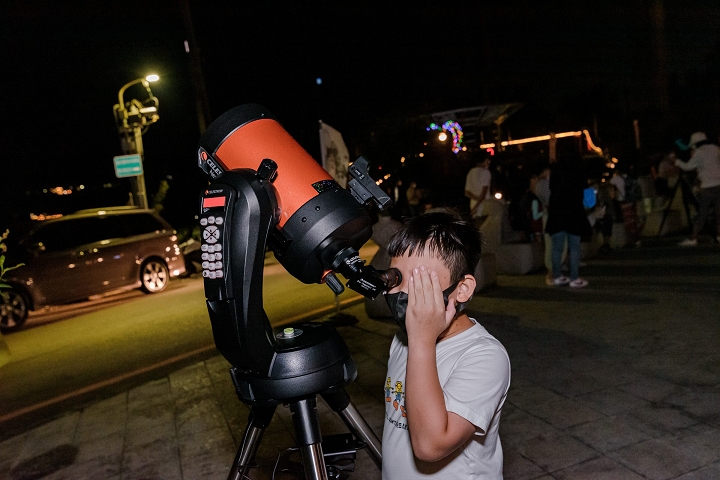 ▲台北市天文館專業老師帶領民眾探索星空。　圖：臺北市政府觀光傳播局／提供