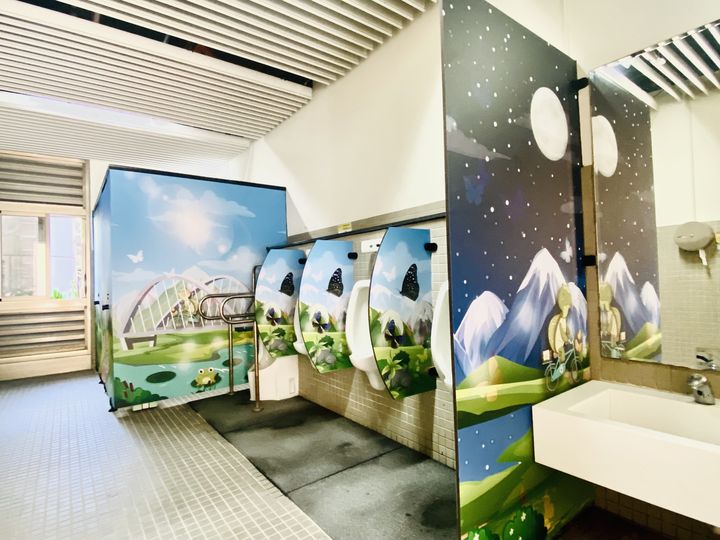 ▲新威遊客中心以溫馨童趣的卡漫風圖像，將著名景點特色融入廁所門板設計。 圖：茂林國家風景區管理處／提供