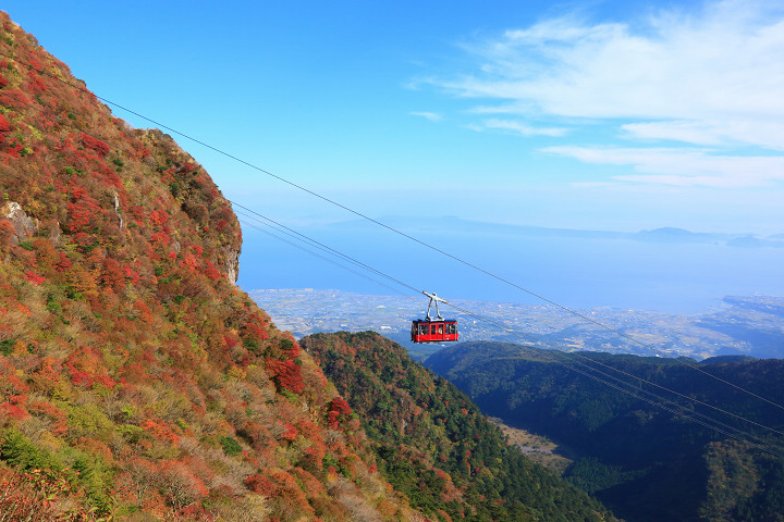 搭乘雲仙纜車可360度盡覽仁田嶺紅葉，遠眺有明海。　圖：長崎縣觀光連盟／提供