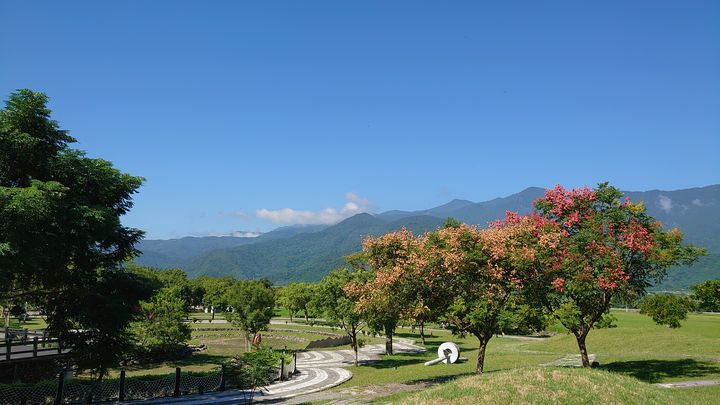 ▲羅山遊客中心周邊景致，可遠眺中央山脈群峰。　圖：花東縱谷國家風景區管理處／提供