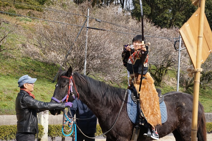 想體驗流鏑馬的騎馬射箭樂趣，不用等到秋日大祭，一般人只要上網預約就能在武雄市付費實際體驗。　圖：武雄市觀光協會 / 提供