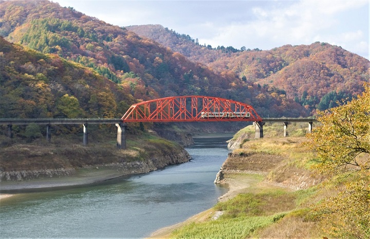 ▲JR北上線列車駛過紅色鐵橋的瞬間，是許多海內外攝影師熱愛捕捉的瞬間。　圖：岩手縣觀光協會 / 提供