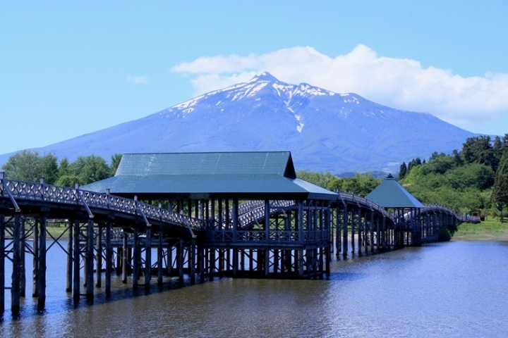 ▲與津輕富士「岩木山」相映的鶴之舞橋。　圖：一般社團法人東北觀光推進機構／提供
