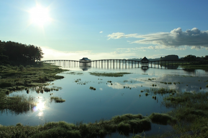 陽光照射之下，水面漾出第二座鶴之舞橋，如詩如畫。　圖：一般社團法人東北觀光推進機構／提供