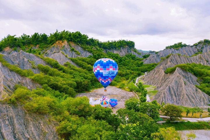 ▲月世界特殊泥岩地形，從高空看更壯觀。　圖：高雄市政府觀光局／提供