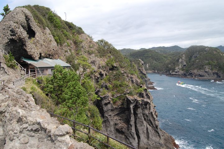 ▲石廊崎懸崖上的「石室神社」供奉著海上安全之神。　圖：美好伊豆創造中心／提供