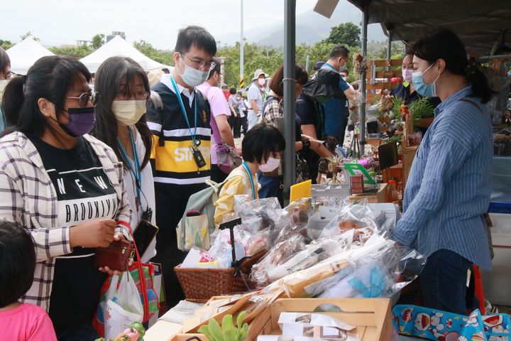 ▲太麻里車站前舉辦的解憂市集。　圖：臺東縣政府交通及觀光發展處／提供