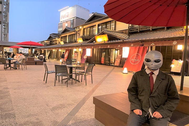 ▲UFO旅館由年輕人扮裝的外星人，會傾全力與房客進行腦力激盪，提供靈感創意。　圖：悟空のきもち THE LABO／來源