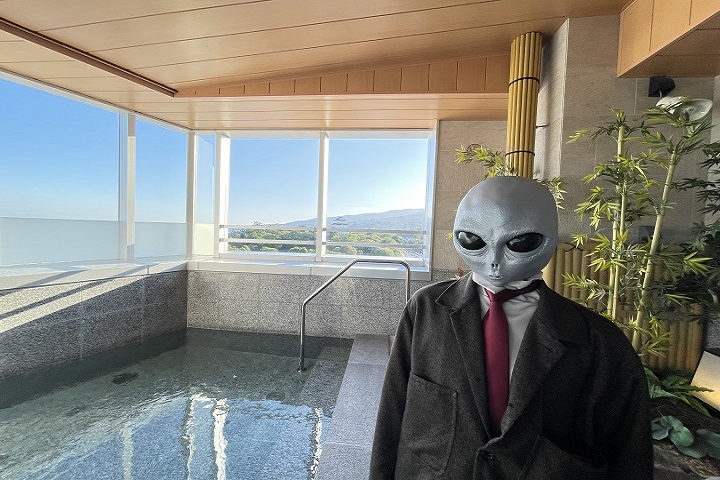 主打外星人接待體驗的UFO旅館於10／20正式開幕。圖為外星人在展望露天浴池。　圖：悟空のきもち THE LABO／來源