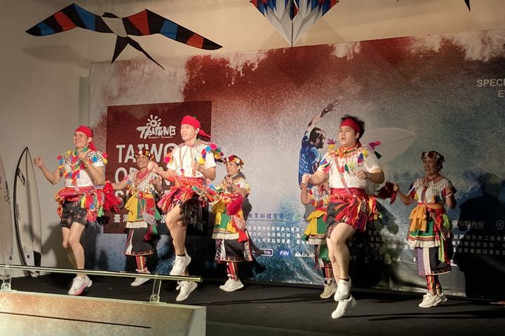 「旅北都蘭文化藝術團」帶來阿美族傳統舞蹈「阿美族戰舞」。　記者-林秀美／攝 