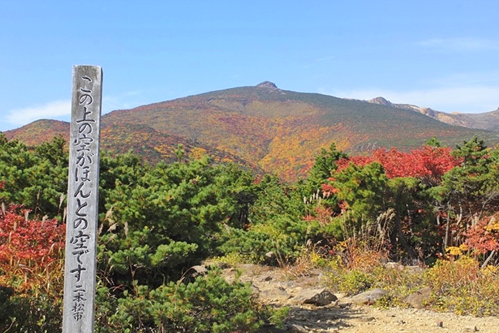 ▲刻上優美詩句的石碑為山頂美景背書，歡迎遊客到訪親身感受。　圖：福島県観光物産交流協会／來源