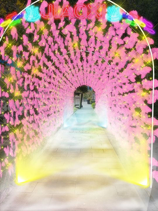 ▲溫泉廣場旁有美麗浪漫桃花繽紛燈飾。　圖：礁溪鄉公所／提供