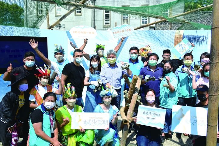 交通部觀光局雲嘉南濱海國家風景區管理處攜手在地夥伴舉辦「鹹味浪潮快閃派對」打響品牌魅力。　記者-王政／攝