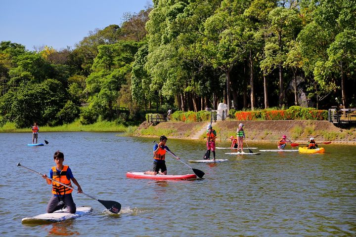 ▲水域遊憩體驗項目：獨木舟、立式划槳、龍舟板。　圖：臺南市政府觀光旅遊局虎頭埤風景區管理所／提供