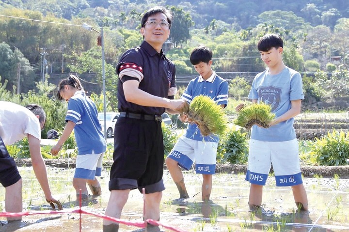 ▲仁愛鄉賽德克水田插秧。　圖：行政院農業委員會水土保持局南投分局／提供