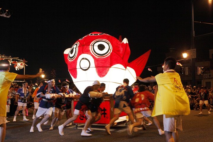 ▲柳井金魚燈籠祭的高潮是金魚燈籠山車的登場，令人熱血沸騰。　圖：柳井市商工觀光課／提供