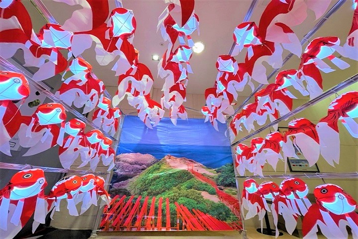 即日起正在全台新光三越日本商品展巡迴登場的山口縣金魚燈籠隧道。　圖：向日遊／提供