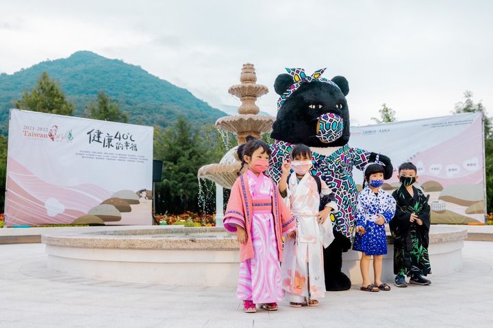 ▲大手牽小手一起來享受暖呼呼的溫泉之旅。　圖：花東縱谷國家風景區管理處／提供