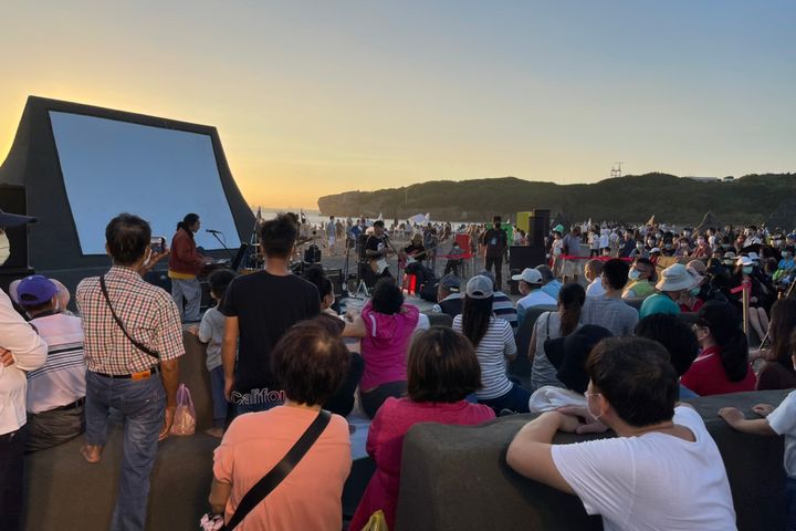 ▲今年特地打造旗津黑沙做成的沙發座椅，讓民眾享受「海景第一排」旗津限定體驗。　圖：高雄市政府觀光局／提供