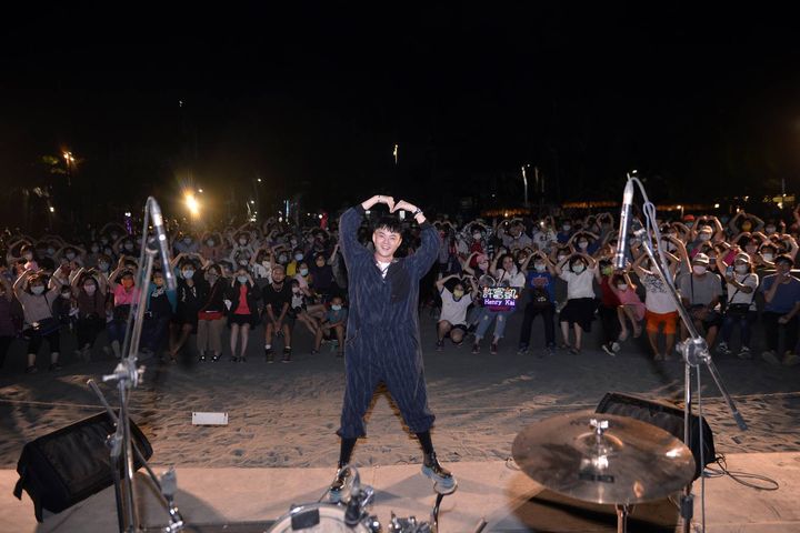▲金曲歌王-許富凱與台下民眾互動，現場氣氛十分熱烈。　圖：高雄市政府觀光局／提供