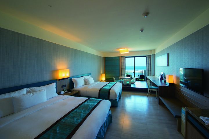 ▲飯店區的海景和洋客房，打開窗戶就可以坐擁一片蔚藍。　圖：福容大飯店福隆╱提供