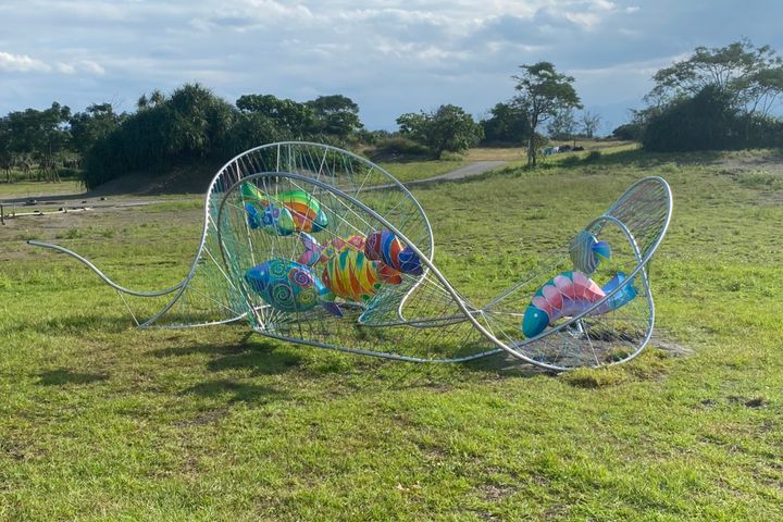 ▲作品《倚繩分魚》。　圖：東北角暨宜蘭海岸國家風景區管理處／提供